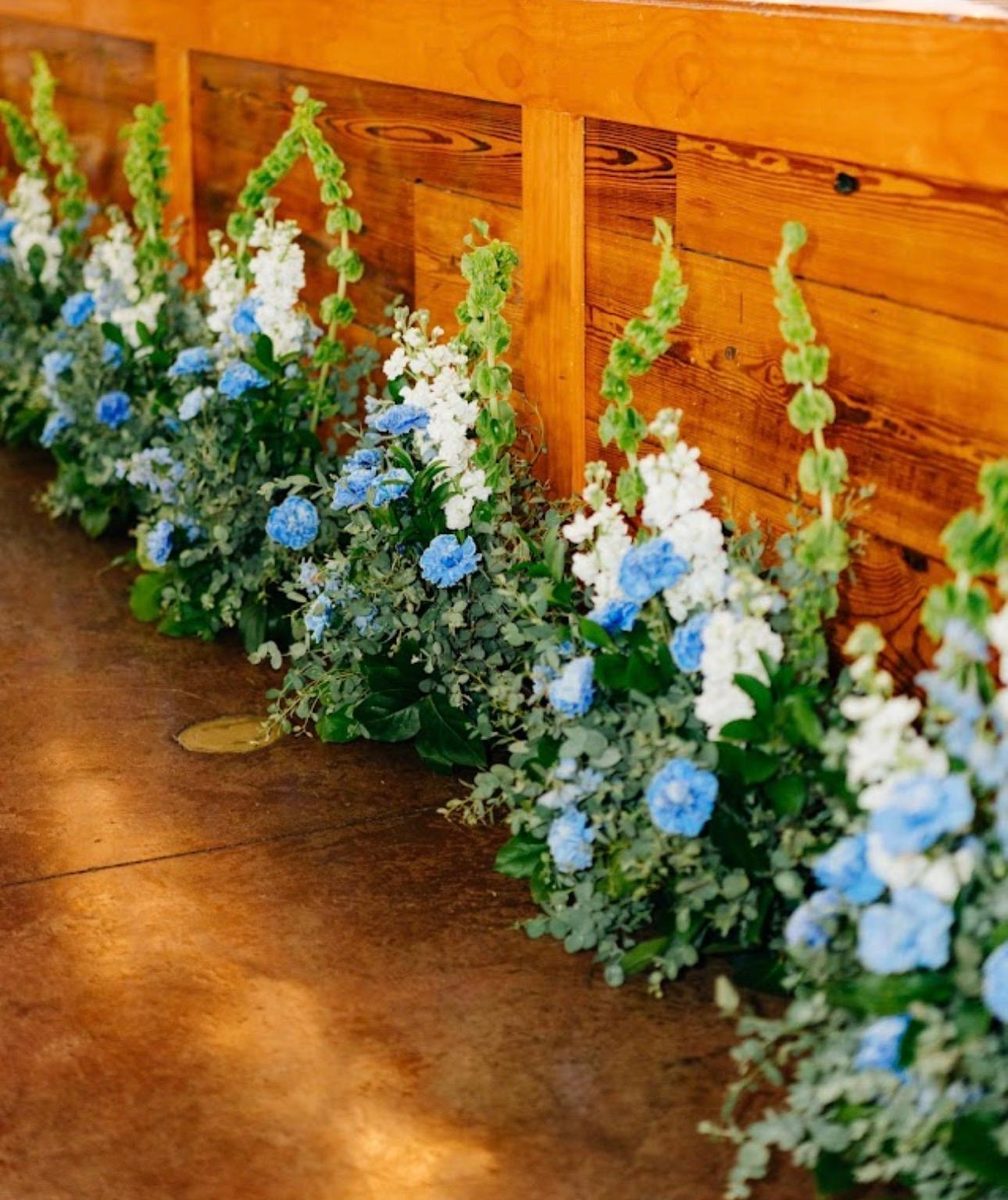 Muro floral azul y blanco