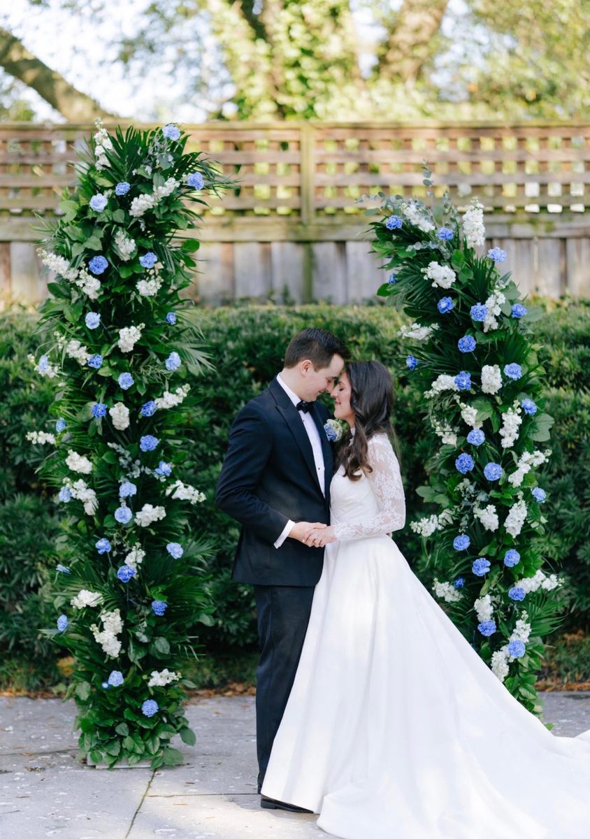 Novios en el arco floral