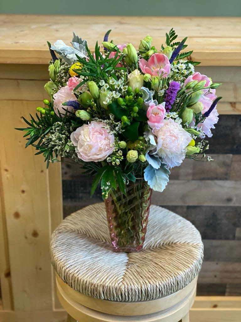 Arreglo de peonías y rosas de Elements Florist
