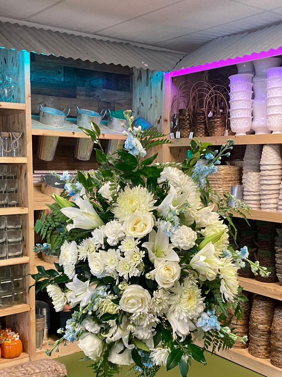 Arreglo blanco en el taller de Elements Florist