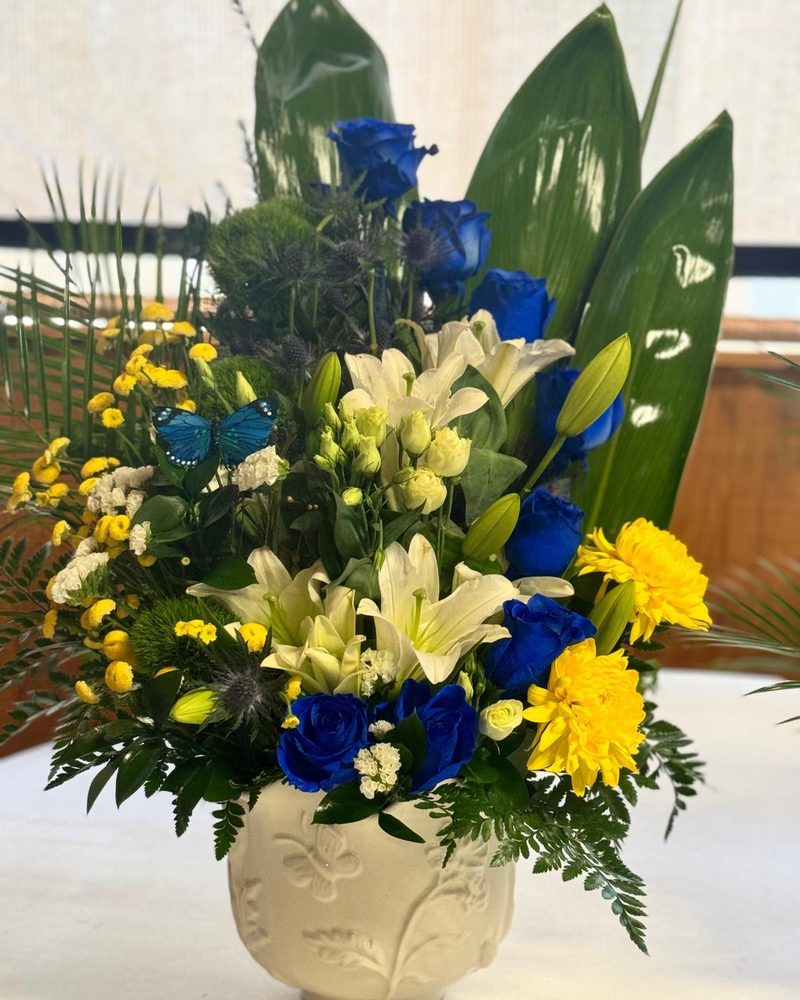 Arreglo azul y amarillo para evento